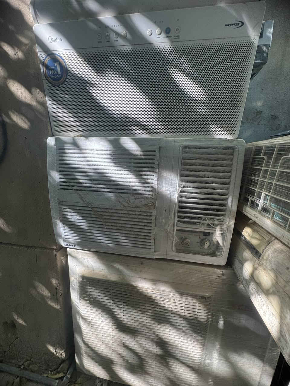 مكيف 2طن انفيرتر تحكم  يسحب 4 انبير سعر 480
مكيف 2طن نوع كرفت سعر350 

ثلاجه 18 قدم اخت الجديده سعر 250 

مكاني رمادي الحزيره  

***********
