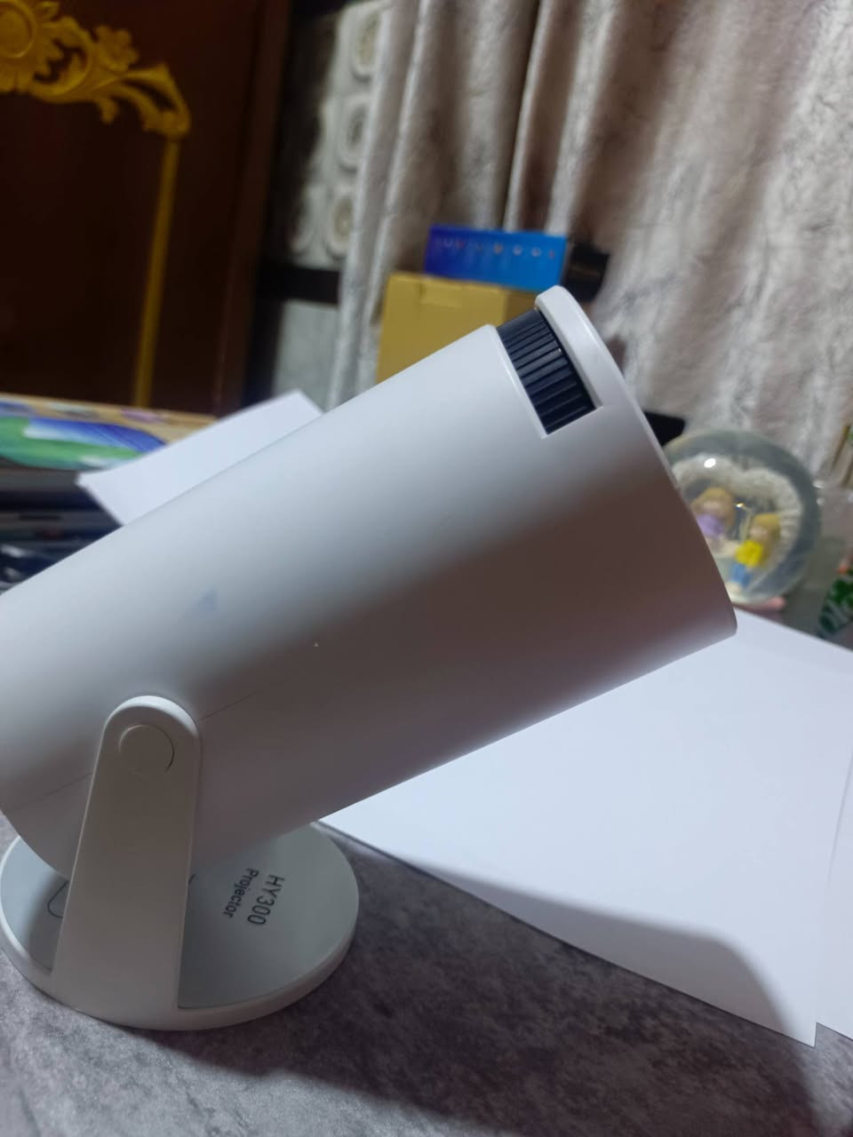 جهاز داتا شوhy300pro
السطوع (اللمعان):

سطوع يتراوح عادة بين 8000 إلى 8500 لومن، مما يجعله مناسباً للاستخدام في الغرف ذات الإضاءة المعتدلة إلى الساطعة.

الدقة:

دقة عرض Full HD (1920x1080) أو قد يحتوي على خيارات دقة 720p (1280x720)، لكن من المتوقع أن يكون النموذج الأكثر تقدماً يدعم دقة Full HD.

تقنية العرض:

قد يعتمد على تقنية LCD أو LED لعرض الصورة، وهو ما يضمن جودة صورة جيدة وألوان زاهية.

التركيز التلقائي:

معظم أجهزة العرض في هذه الفئة تدعم التركيز التلقائي للحصول على صورة واضحة بدون الحاجة لضبط يدوي.

المداخل والمخارج:

يدعم مدخل HDMI للاتصال بجهاز الكمبيوتر أو مشغل الوسائط.

مدخل VGA للأجهزة الأقدم.

مدخل USB لتشغيل الوسائط مباشرة من الفلاش ميموري.

مخرج صوت 3.5 ملم (Aux) أو سماعات Bluetooth، مما يسهل اتصال الصوت.

العمر الافتراضي للمصباح:

من المتوقع أن يكون عمر المصباح حوالي 40000 إلى 50000 ساعة، مما يضمن فترة طويلة من الاستخدام قبل الحاجة إلى استبداله.

الوزن والحجم:

عادةً ما يكون جهاز HY300 Pro خفيف الوزن ومضغوط لسهولة التنقل.

أنماط العرض:

دعم عدة أوضاع عرض مثل وضع السينما، ووضع الألعاب، ووضع التعليم، وغيرها لتوفير أفضل تجربة بصرية حسب الحاجة.

التوصيلات اللاسلكية:

بعض الإصدارات قد تدعم الاتصال عبر Wi-Fi أو Bluetooth لسهولة عرض المحتوى من الأجهزة الذكية.

التحكم عن بُعد:

يأتي مع جهاز تحكم عن بُعد لسهولة التفاعل مع الجهاز.
السعر50
مكاني كربلاء يتوفر توصيل 
الرقم***********
