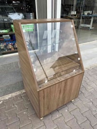 ميز ساعات ونظارات • ارتفاع ١م • عرض ١م