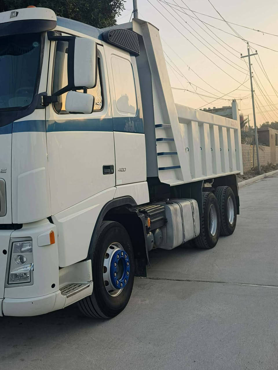 السلام عليكم فالفو شيطان  FH12 كير عادي 3/3 مجموعه شفت حديث شاصي بلادي طويل تخم تاير جديد سنويه ورقم جديد لحد 2030 وفحص وهسه جديد تبرد شغال وكير محرك واكسل وشاصي وقماره كله بشرط سياره مكفوله كفاله عامه وشرط التحويل 

موديل 2002

السعر 325 $

مكانك واسط قضاء الحفريه 
الاستفسار. ***********
***********
