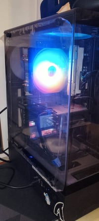 للبيع  PC استعمال قليل نظافة فوول مواصفات: مذربورد B450pro max معالج R...