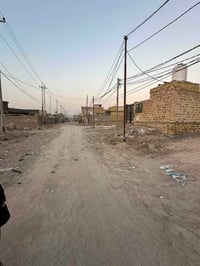 قطعه جاهز للبناء مدفونه ومحدوله مسحتهه 160 مربعه لقطعه  الدجين شارع قص...