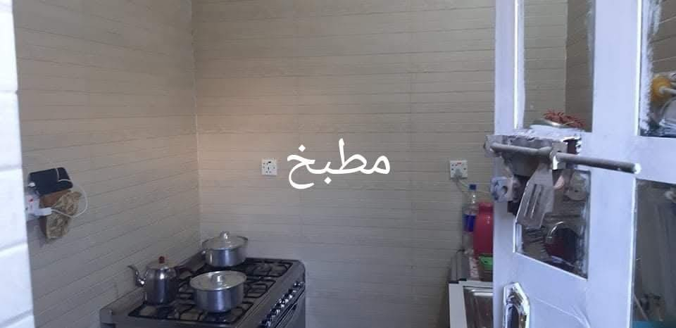 السلام عليكم بيت طابو زراعي 50 متر ركن الدورة كفاءات الصحة باسمي المنطقة كامل خدمات نقص تبليط البيت خير من الله كل نقص مابي الطابق الأول صاله وحولي ومطبخ وصحيات مدخلين الطابق الثاني غرفه نوم وحولي جبير يرهم قطع غرفه صغيره وفوك بيتونه جبيرة وسطح  معروض 65 
***********
