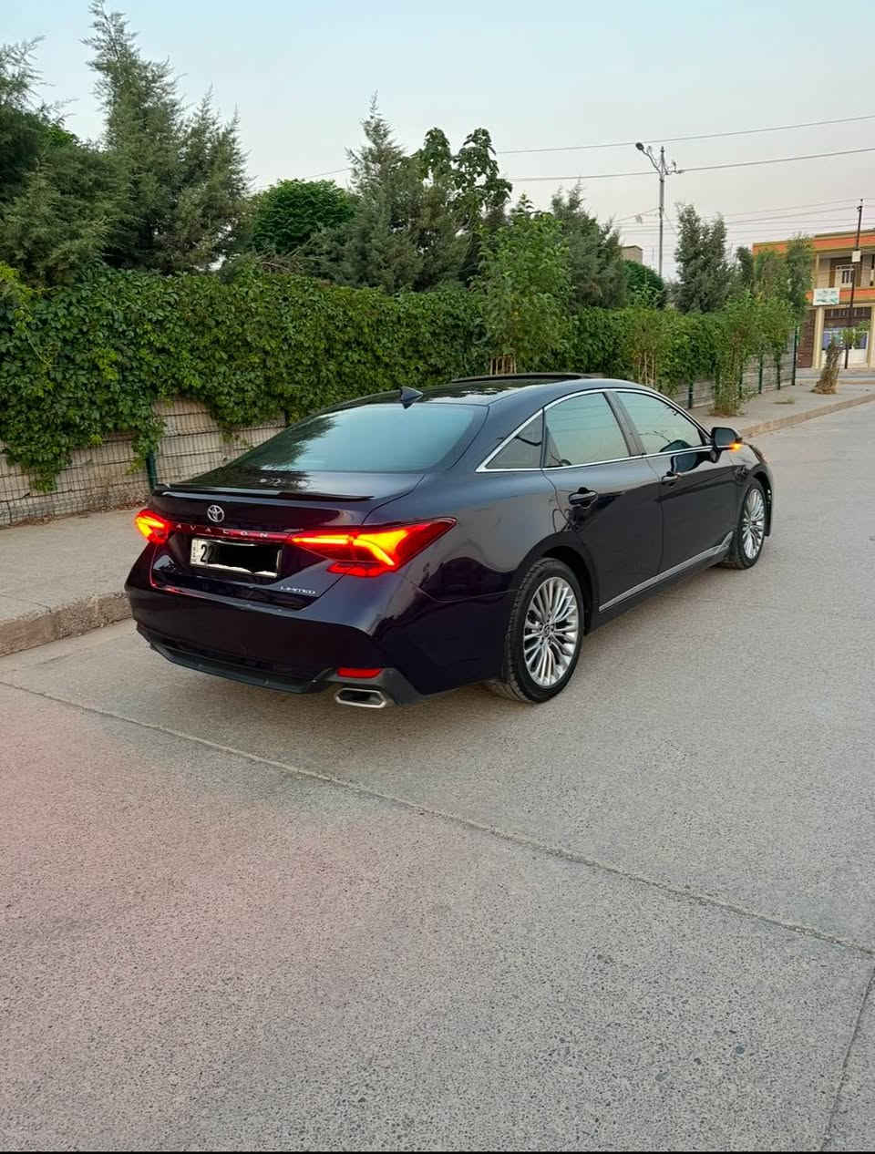 به ناوي خواي گه وره
تويتا ئه ڤه لون ٢٠٢١فول فول مواسه فات 
ناوقه يسي داتاشو. سلايد كوشن گه رمو سارد 
لايتي بيشو بشتي ليده به سمه  
راداري هه رچوار لا  بريك به سمه 
گير سبورتو نورمالو ايكؤ 
له ئه فه لؤنا له وه فولتري نيه
دوبارجه ي بؤياغه  بيناو
٤٩مايل رؤشتوه شوختو سارد ته رزه ي نيه
به شه رتي هه مو شتي. ديناريك مه سروفي نيه 
٢٣٩گه لاو  كه ميك محامه له
رنگي نيله له گه ل ره شا فه رقيكي واي نيه 
*********** رانية, السليمانية
