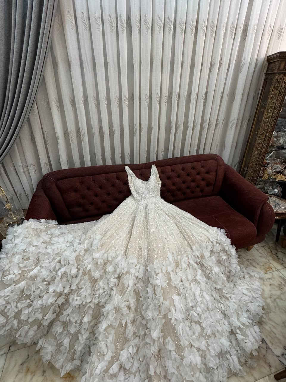 مرحبا ، بدله زفاف للبيع بتصميم فخم ، ترهم اغلب القياسات لان بيها مشد من الظهر ، غالبا قياس 38- 48 ،نظيفة جدا ملوبسه مره واحدة ، سعر 300 الف وبيها مجال ، متوفر توصيل


**إذا كنت صاحب هذا الإعلان وتريد حذفه لأي سبب، رجاءا أرسل رسالة إلى الدعم الفني**