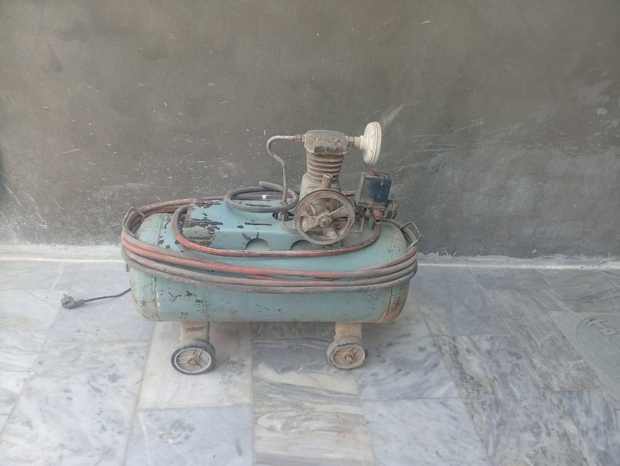 للبيع كمبريسر هواء 50 لتر مع صونده 10 متر مع مسدس صبغ 
الكمبريسر بحاجة الى ماطور كهربائيّ فقط 
عنواني الكوفة 17 تموز للاستفسار ***********
