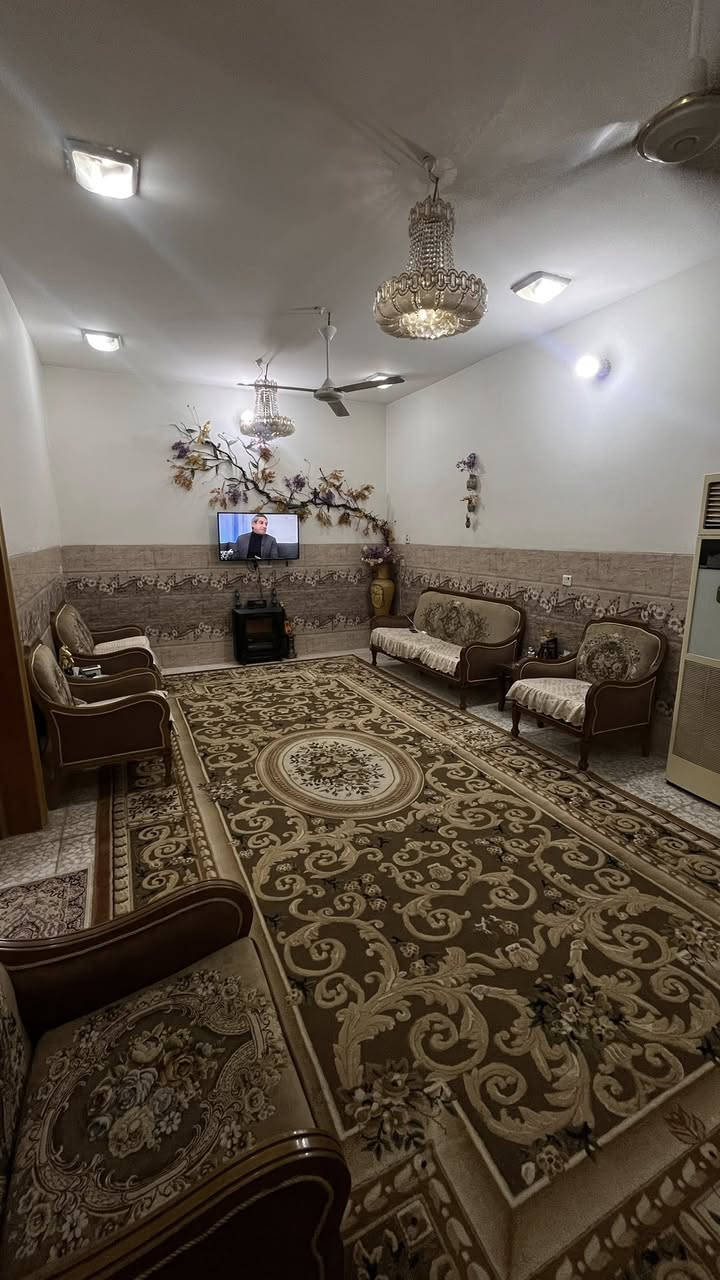 @السلام عليكم بيت مساحة 150 متر يبعد عن ضريح الامام الحسين مشي 5 دقايق يحتوي على 7  غرف نوم + استقبال +صالة + مطبخ+ 6 حمامات
بستنة اقرار محكمة سند 25  كربلاء الروضتين السعر 590 مليون 
***********
