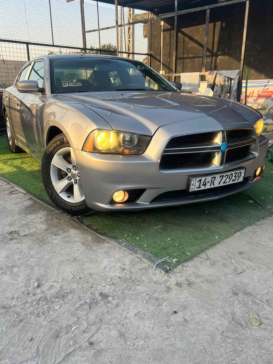 السلام عليكم تشارجر للبيع موديل 2013 السياره فول مواصفات ماعدا التنته السياره بيها قطعتين كلير والباقي كفاله بالنسبه جير ومكينه وحداده كله جديد والشراي يتواصل على هذا الرقم *********** سعر 150وبيه شوي مجال
