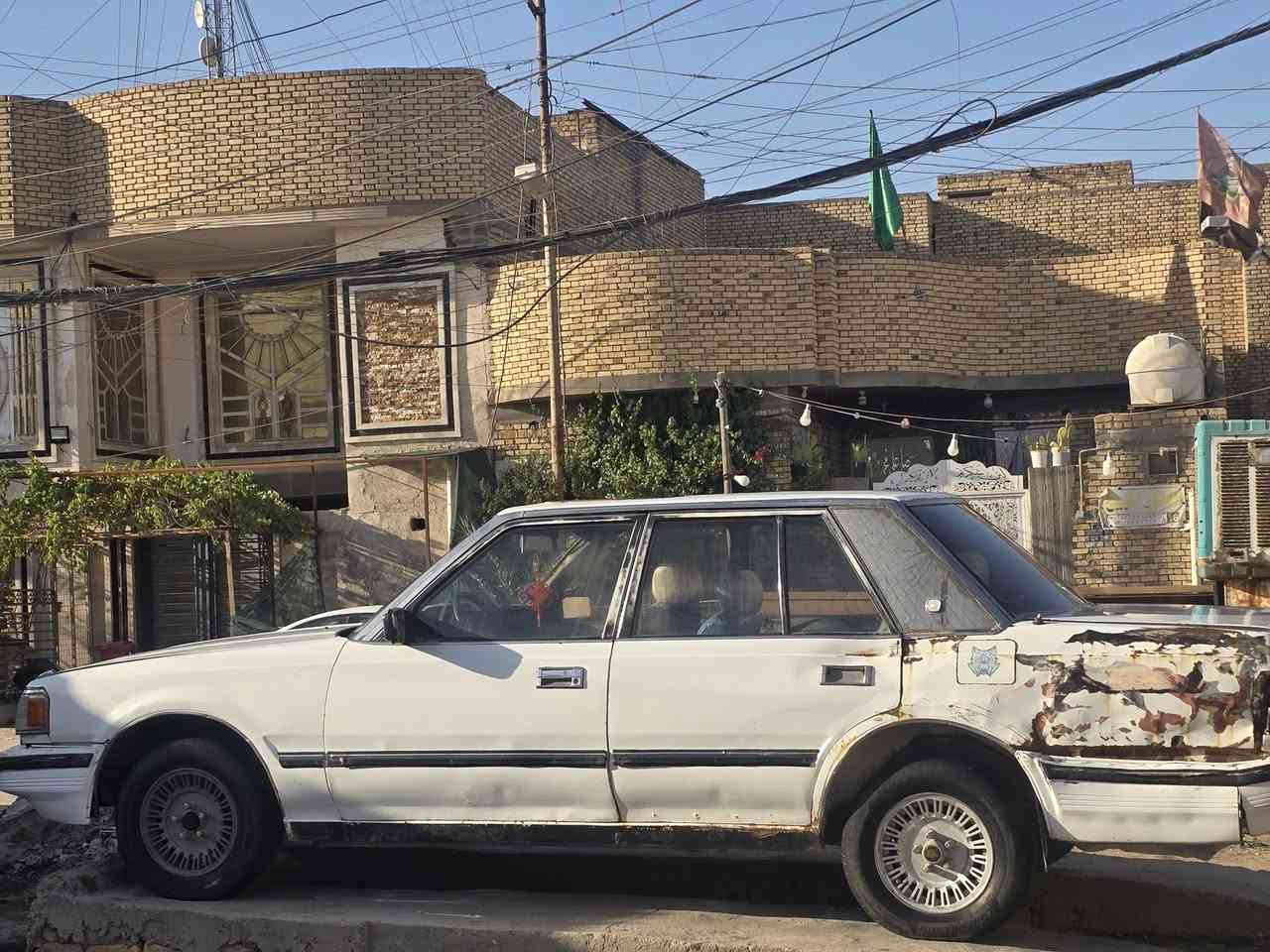 سلام عليكم سياره للبيع سوبر موديل 87 محرك ثنين ونص جديد سنويه تنتهي 2027 ضربته هاي موضحه كدمك سياره حلوه ماعوزه شي سعر ٢٦وبيه مجل قليل رقم لهاتف ***********
