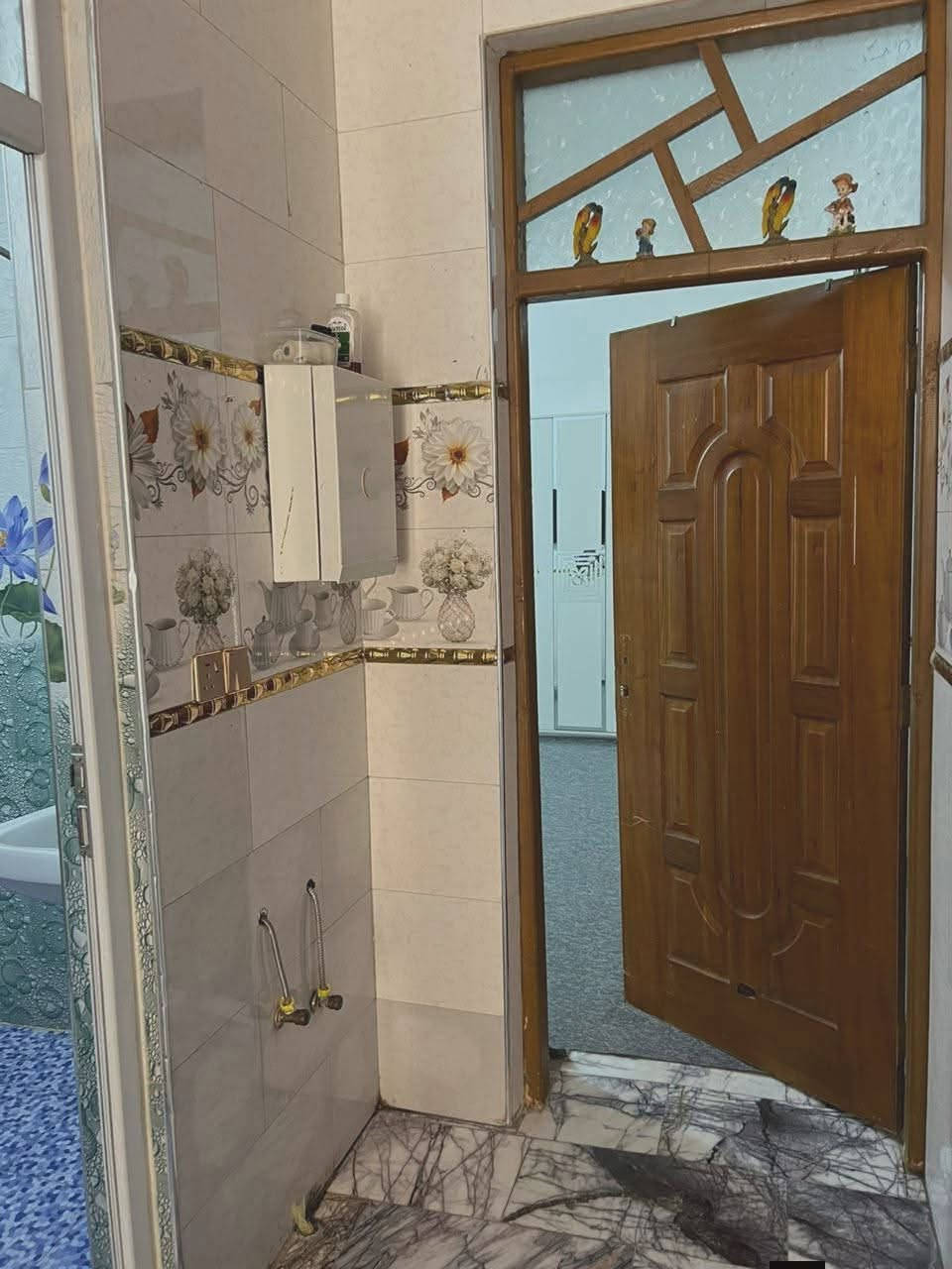(بيع مستعجل دار للبيع  طابو صرف خلف سوق شلال شارع المختار)ثلاثة طوابق يحتوي على 4غرف نوم و٤حمامات  واستقبال ومطبخ   بناء حديث درجة أولى  ////***********مساحه ١٠٠ متر باسم صاحب البيت السعر 215وبي مجال بسيط
