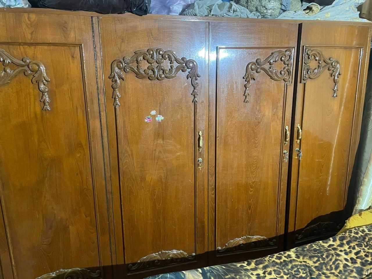 السلام عليكم غرفه نوم صاج شغل عراقي الغرفه نضيفه ميحتاجلهه اي تصليحات جديده بمعنى الكلمه نقش يدوي صاج بورمي 
تحتوي على 
كنتور 5 ابواب بدون ملحق
جربايه 
كومديات 2 
ميز تواليت
زاويه ملابس
السعر 750 وتسوه اكثر الشراي يتصل ***********
مكاني بغداد / سبع ابكار
