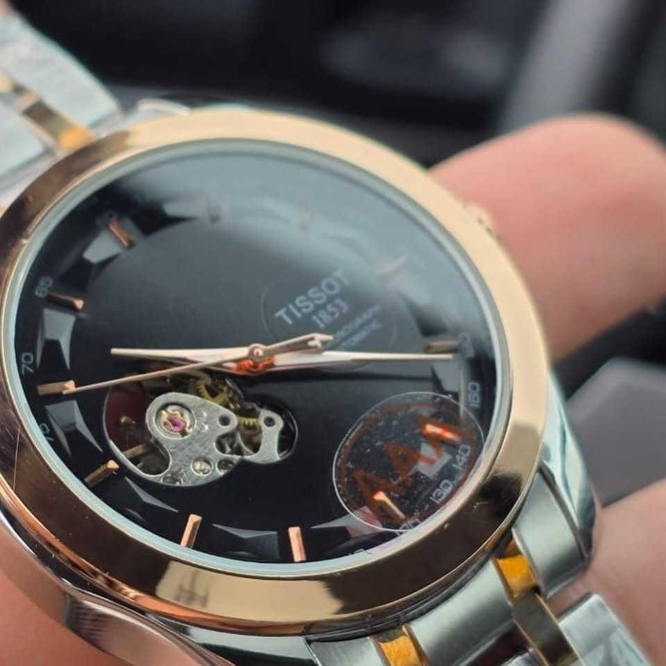 دكّة الساعچـي ⌚️ 
.
غامق أو ابيض ناصع ؟ قبل الجاوب — شوف كل التفاصيل.” ⚫⚪
.
⚙️ الميزة المميزة — Open Heart

نافذة “القلب المفتوح” عند الـ7-8 تكشف جزء من الحركة الداخلية وهي تعمل — جسر التوازن يتحرك أمام عينك مباشرة، إثبات حي على أنها اوتوماتيكية حقيقية 🔥
.
🖤🥇 Black & Gold — للشخصية القوية الواثقة
⚪🥇 White & Gold — للأناقة الهادئة الراقية
✦ هيكل Two-Tone ستانلس ستيل وذهب
✦ إطار تاكيميتر لقياس السرعة
✦ حركة أوتوماتيك سويسرية بالكامل
✦ زجاج سفير مضاد للخدش
✦ خلفية شفافة تعرض الحركة كاملة
✦ مقاومة ماء 100 متر
Tissot — حيث يلتقي التاريخ بالدقة.
.
للحجز والاستفسار دايركت او على الواتساب 📲
يتوفر توصيل لجميع المحافظات 🚚
#العراق #viral #reels #trending #luxury


**إذا كنت صاحب هذا الإعلان وتريد حذفه لأي سبب، رجاءا أرسل رسالة إلى الدعم الفني**