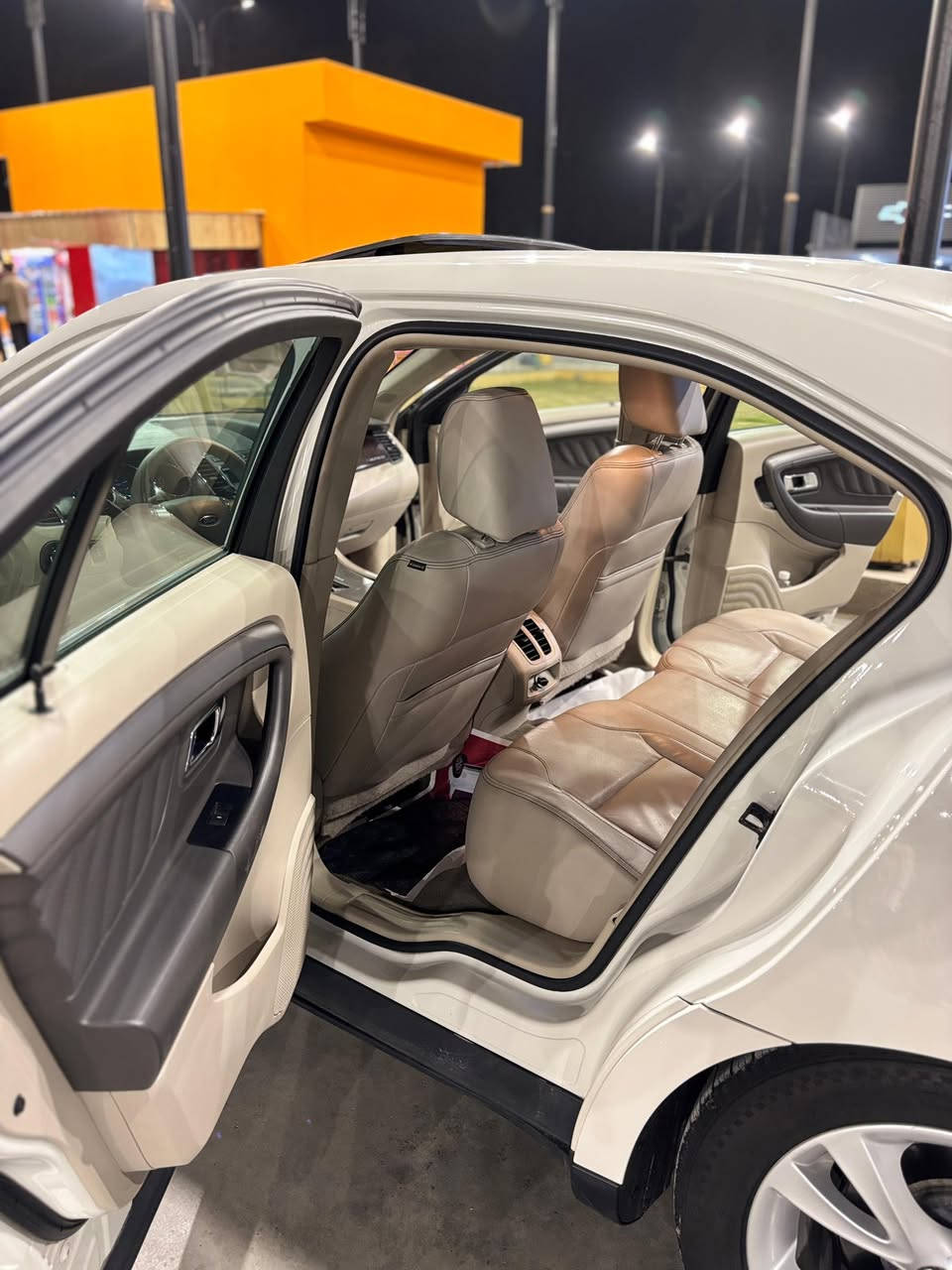 #سعر_مناسب_جدا
فورد تورس فول للاخير 1/1

الموديل :2011

ناقل السرعة ؛أوتوماتيك سبورت

عدد السلندرات ؛ 6 سلندر

حجم المحرك: 3.5L

القدرة الحصانية ؛ 263hp

نظام الدفع ؛ امامي

دواخل  بيجي  

الدواخل:نظيفه جداً 👏

نوع الفرش ؛ جلد - كهربائي - تدفئة-سترين تدفئة

وسادات هوائية ؛ 10 + 3  + حساسات

قياس الإطارات ؛ 20انش

مصابيح ؛ رأس متحرك - إضاءة LED    

العداد 76 مايل
((رمز قاصه))

المكان بغداد الاعظميه  

للسعر  132ورقة$

للاستفسار  ***********. يفضل واتساب
السياره كفاله عاااامه واحلا من الصور
