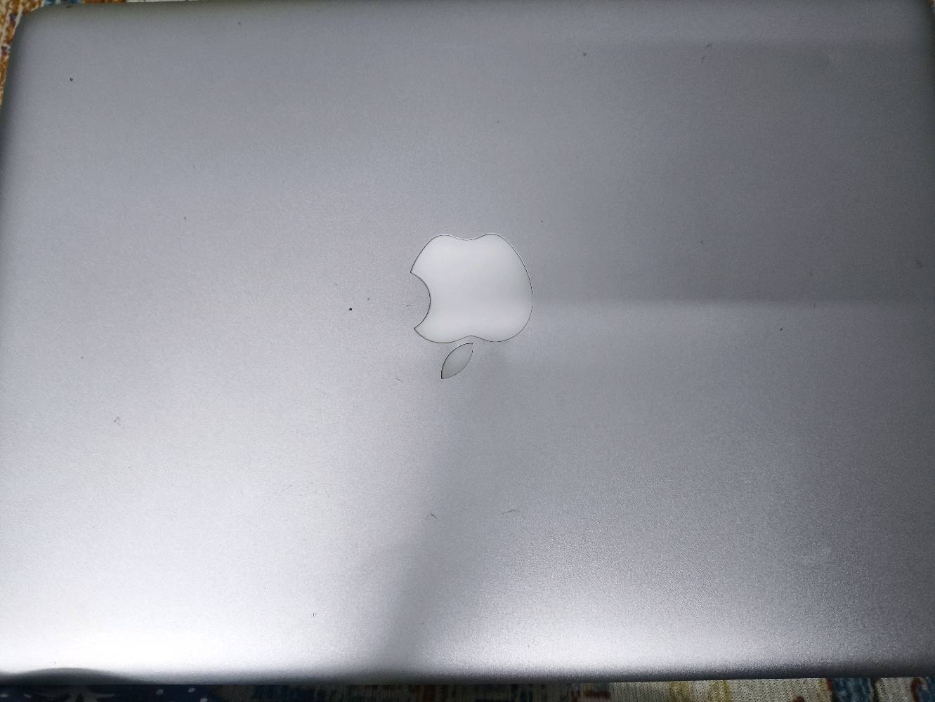 📢 للبيع: لابتوب أبل ماك بوك برو (MacBook Pro 13-inch - Mid 2012) 💻✨
لابتوب أوريجينال وقوي من أبل، خامة ألمنيوم متينة جداً وممتاز للدراسة، التصفح، والعمل اليومي.
🔹 المواصفات الفنية:
المعالج: Intel Core i5 بسرعة 2.5GHz (مع Turbo Boost يصل لـ 3.1GHz).
الذاكرة (RAM): 4GB DDR3 (قابل للترقية بسهولة حتى 16GB).
التخزين: 500GB HDD (قابل للترقية إلى SSD).
الشاشة: 13.3 بوصة ناصعة بدقة HD.
كارت الشاشة: Intel HD Graphics 4000.
المنافذ: USB 3.0، Thunderbolt، قارئ كروت SDXC، ومحرك أقراص CD/DVD.
🛠️ حالة الجهاز والملاحظات:
الحالة العامة: نظيف جداً، والشاشة واللوحة الأم وكل القطع الداخلية تعمل بكفاءة عالية.
الملاحظة الوحيدة: يحتاج تصليح أو تبديل قاعدة الشحن (MagSafe Port) فقط. (ملاحظة: قطعتها منفصلة ورخيصة المتوفر بالسوق وسهلة التبديل لهذا الموديل).
الملحقات: الشاحن الأصلي (MagSafe 60W 

ويحتاج براغي اربعه للقاعده 

السعر 80 الف رقمي (***********)
العنوان بغداد