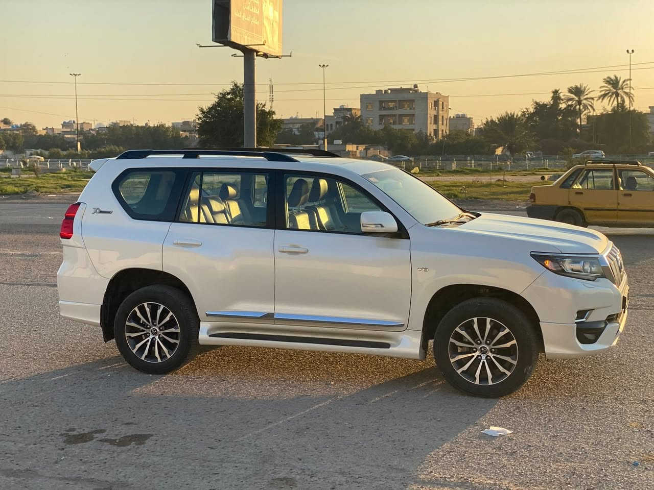 السلام عليكم برادو 2022 
 ساز Txs. 
ماشية ٤٧ الف
السونار واضح
رقم سليمانية
سلايد 
كشنات جلد كهرباء 
فور ويل 
6 سلندر 
 شاشة كامرة حساس 
كشنات جلد لون قرميد
3 قطع تبريد 
بجم نيكل 
حساسات امامي خلفي 
ويل كب كروم 
فتحة
ثلاجة
السعر 385
للاستفسار 
***********
