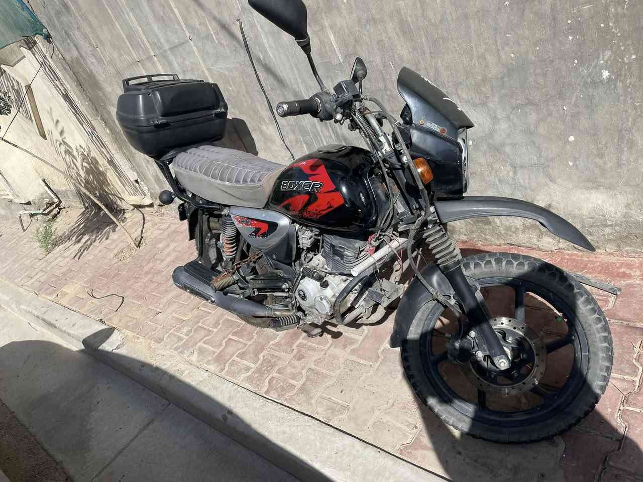 السلام عليكم 
بوكسر للبيع موديل ٢١ رقم ديالى 
دراجه نظيفه استخدام شخصي من البيت للدوام فقط 
المشاكل البيها 
سلف لايعمل تشتغل هندر 
والكفر فوك اللايت مكسور 
وعداد السرعه لايعمل 
فقط هاي الامور الي بيها الدراجه خير من الله 
وتاير خلفي جديد قبل ٣ ايام شديته 
اسعر ٢،٢٥٠،٠٠٠
المكان بغداد


**إذا كنت صاحب هذا الإعلان وتريد حذفه لأي سبب، رجاءا أرسل رسالة إلى الدعم الفني**