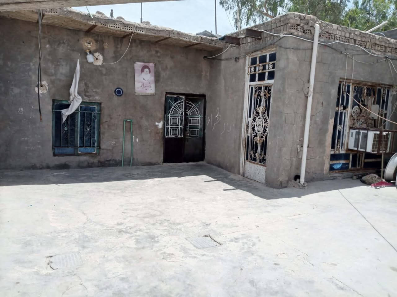 السلام عليكم بيت للبيع مساحه250 بشارع 5000 الرئيسي خط اول يتكون من غرفتين ومطبخ واستقبال وترك وحوش وصحيات بيت جاهز  14 وبي مجال للاستفسار على هاذ الرقم  ‏‪***********‬‏
