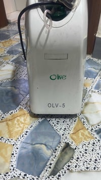 هذا الجهاز عبارة عن مولد أكسجين منزلي (Oxygen Concentrator) يستخدم لتر...
