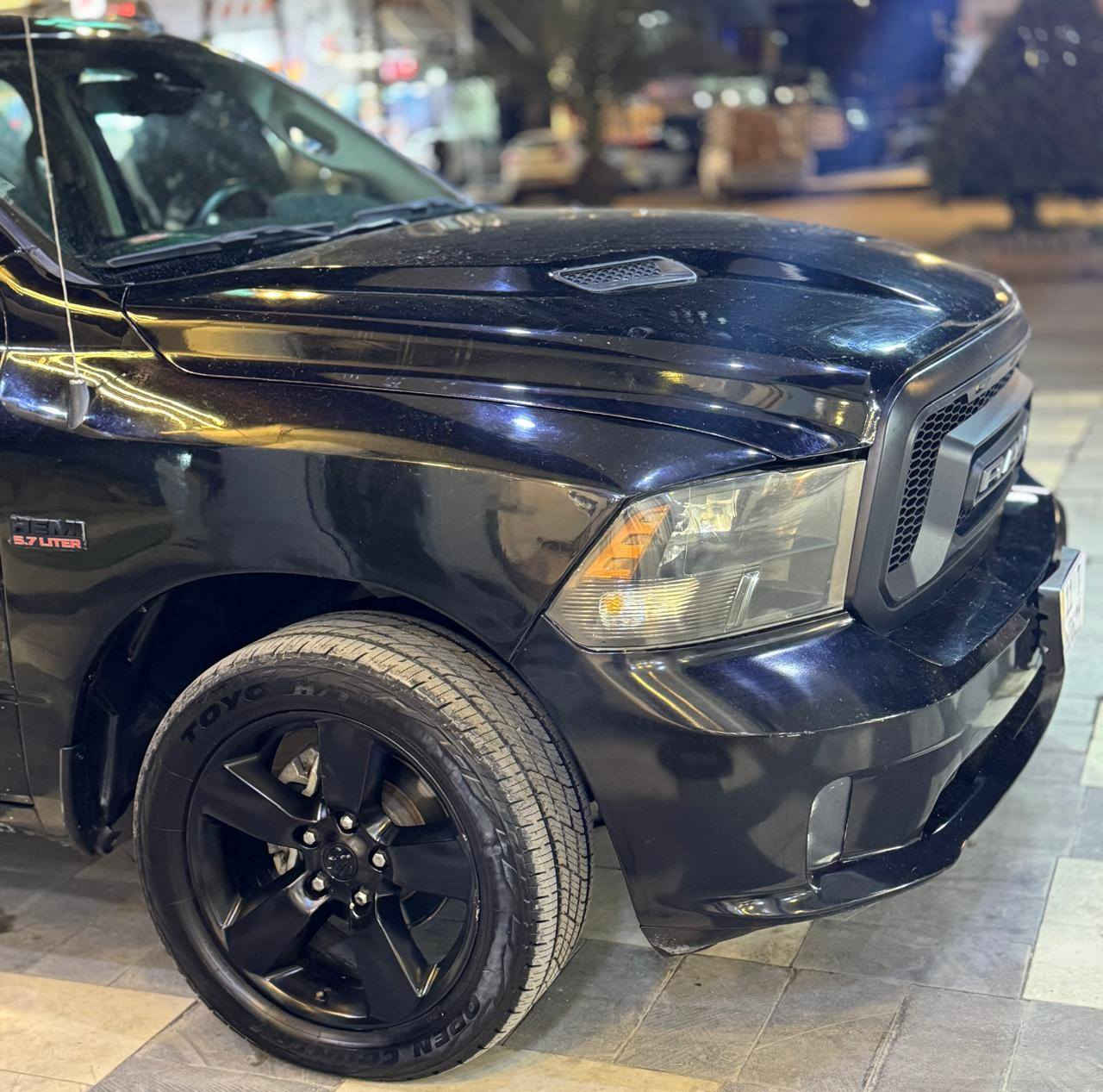 السلام عليكم .. للبيع موديل دوج رام كلاسك 22 
ضرر سطحي جاملغ و بنيد تبديل و صبغ 
الراديتر نفسه البلادي 
محرك 5700 
باب طويل بدي قصير المرغوب 
شاشه كبيره 
حساسات 
دبل صالنصه
ويل بلادي اسود السياره فول بلاك من امريكا 
رقم الجديد باسمي  و هزه جديده 
مكاني بغداد . السعر 255  و بي مجال 
***********
