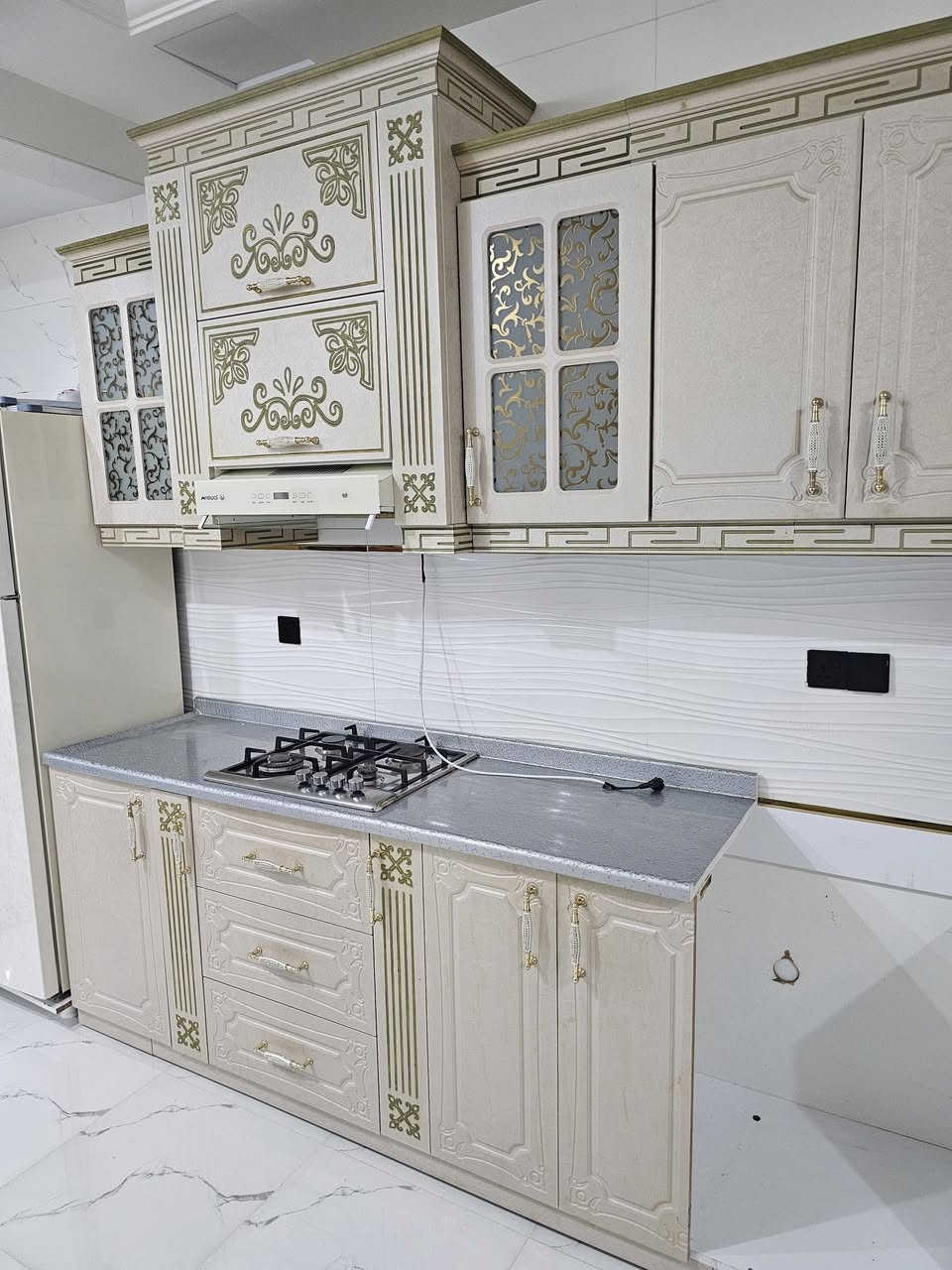 كاونتر ملكي كامل خشب مع طباخ ومرشحه + كامل مرمر 

القياس الكلي 4 متر 30 مستخدم ولكن نضيف جدا 

*********** ***********
