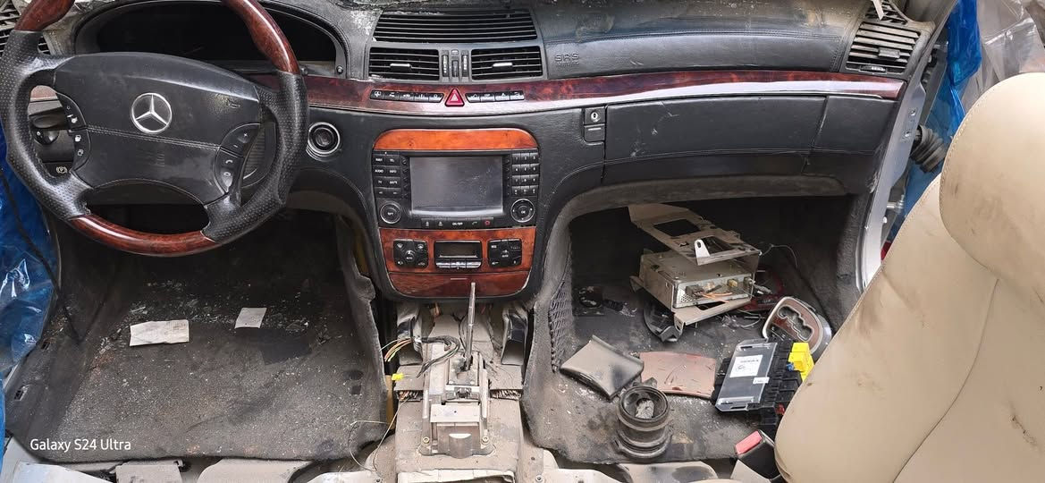 سلام عليكم كصات مارسدس غواصه عدد 4 وحده 8 سلندر  و S موديل ٢٠١٣  بدي كت A.M.G للبيع جمله يعني سياره كامله موقع بغداد ***********
