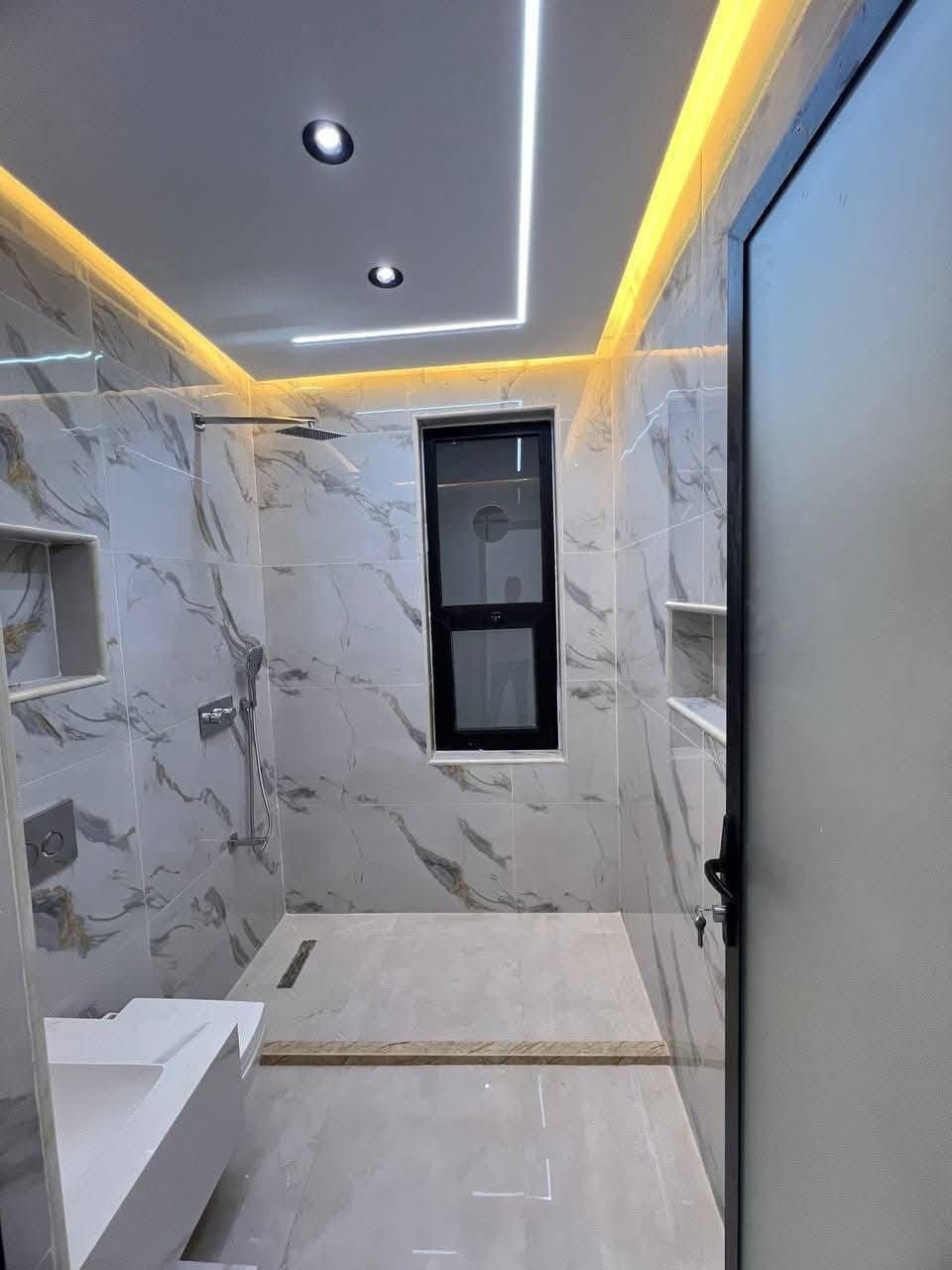 🔥دار زيرو للبيع حي _ الجامعة 
المساحة 113 متر _ واجهة 5 متر 

يحتوي: 4 غرف نوم صالة مطبخ 2حمام منورين و2 سطح 
شارع عريض مع رصيف 

للاستفسار *********** 
مكتب أمير علي للعقار المنصور حي دراغ شارع جامع دلال الكبيسي 
#حي_الجامعة #بغداد #عقارات_بغداد #بيت_زيرو #بناء_حديث #شارع_الربيع #اليرموك #المنصور #عقارات_حي_الجامعة

​#PropertyTour #LuxuryLivin  #DreamHome #Explore #العراق #بغداد #ريلز_عقاري
