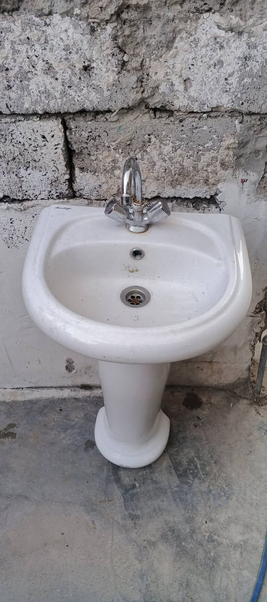 مغسل للبيع نضيف حيل هو ولخلاط السعر 25الشراي يتصل ***********بي واتساب يوجد توصيل
