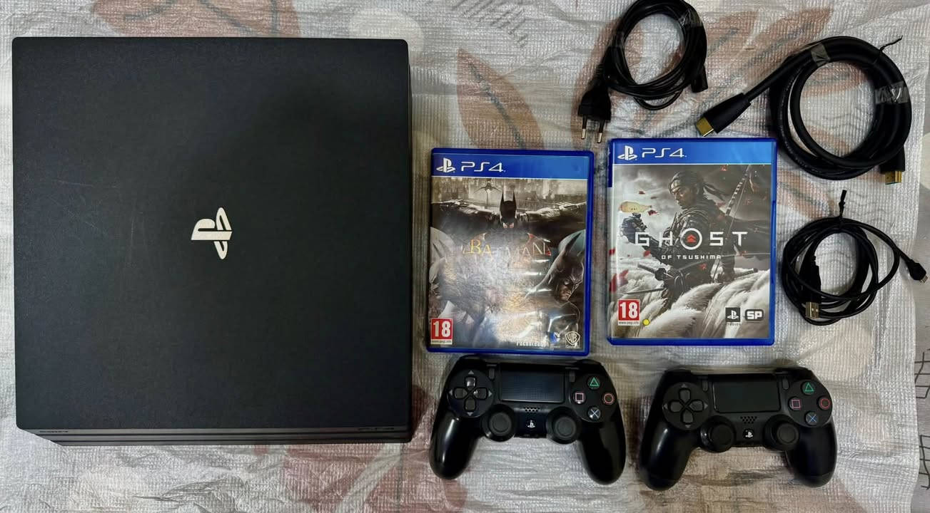 🔥 للبيع: PlayStation 4 Pro 1TB أحدث نسخة (نظيف جداً مع كامل ملحقاته ولعبتين) 🔥
السلام عليكم شباب، متوفر جهاز PS4 Pro اون لاين قابل للتهكير بحالة ممتازة جداً ونظافة ممتازة (أخو الجديد)، وجاهز للتشغيل مباشرة.
📌 مواصفات وتفاصيل العرض:
 * الموديل: CUH-7216B (أحدث وأفضل نسخة بالبرو، هادئة جداً وبدون صوت مروحة عالي).
 * الهارد: 1 تيرا بايت (1TB).
 * تحديث النظام: 11.52.
 * الكرتونة (العلبة): متوفرة وموجودة بحالة ممتازة.
🎮 الملحقات الشاملة مع الجهاز:
 1. جويستيك عدد 2 (أصلية): الجويستيك الأصلي الخاص بالجهاز + جويستيك أصلي إضافي.
   *(ملاحظة للأمانة: اليدين شغالين تمام، لكن فيهما حالة "درفت" خفيفة في الكير وتحتاج صيانة اعتيادية، وتم خفض السعر ومراعاته مقدماً في الإعلان لهذا السبب).*
 2. كامل الأسلاك الأصلية المتكاملة:
   * واير الباور الأصلي (AC Power).
   * كيبل الشاشة عالي الدقة (HDMI).
   * سلك شحن اليد ونقل البيانات (Micro-USB).
CDs الأقراص والالعاب الهدايا (الأصلية):
 * قرص لعبة Ghost of Tsushima (النسخة الكاملة).
 * قرص لعبة Batman: Arkham Knight.
   *(بالإضافة إلى الألعاب المحملة على خزن الجهاز مثل Apex Legends, Call of Duty: Modern Warfare, FIFA 22 وغيرها)*.
💰 السعر: 375,000 دينار عراقي (قفل ومراعي فيه تكلفة صيانة اليدين بالكامل).
📍 المكان: بغداد (الحرية البستان).
الجهاز شغال 100% وبدون أي مشاكل أو تصليح سابق بالبورد، وللمشتري حق الفحص الكامل عند الاستلام. 

للتواصل يرجى المراسلة على الخاص أو الاتصال علىً الرقم ***********.

ملاحظة اخيرة لايوجد توصيل 🌹.
