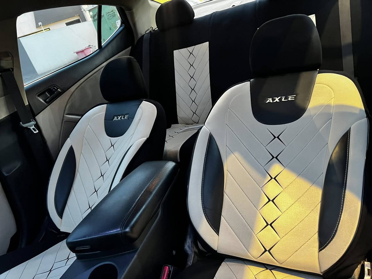 السلام عليكم كيا أوبتيما للبيع موديل ٢٠١٣ وارد امريكي نص فول تحكم استيرن اربع جهات ٣ انضمة قيادة ايكو نورمال سبورت شاشة كاميرا تحكم مري كهرباء تبريد ثلج تدفئة نار كشن الساىق كهرباء منضومة زنون عالي ناصي وبلوجكترات حساس تايرات كير محرك خير من الله لاتنقيص ولاتبخير ولانفخ السيارة بيه صبغ نص الجاملغ الخلفي الايسر ونص قبق الجنطة والبنيد مرشوش رش وتبديل الجاملغ الامامي الايمن نفس الون السيارة باسمي تحويل ثاني يوم هزة سنوية جديدة لل٢٨ سعره ١٠٠وبيه مجال للاتصال *********** مكانه بغداد
