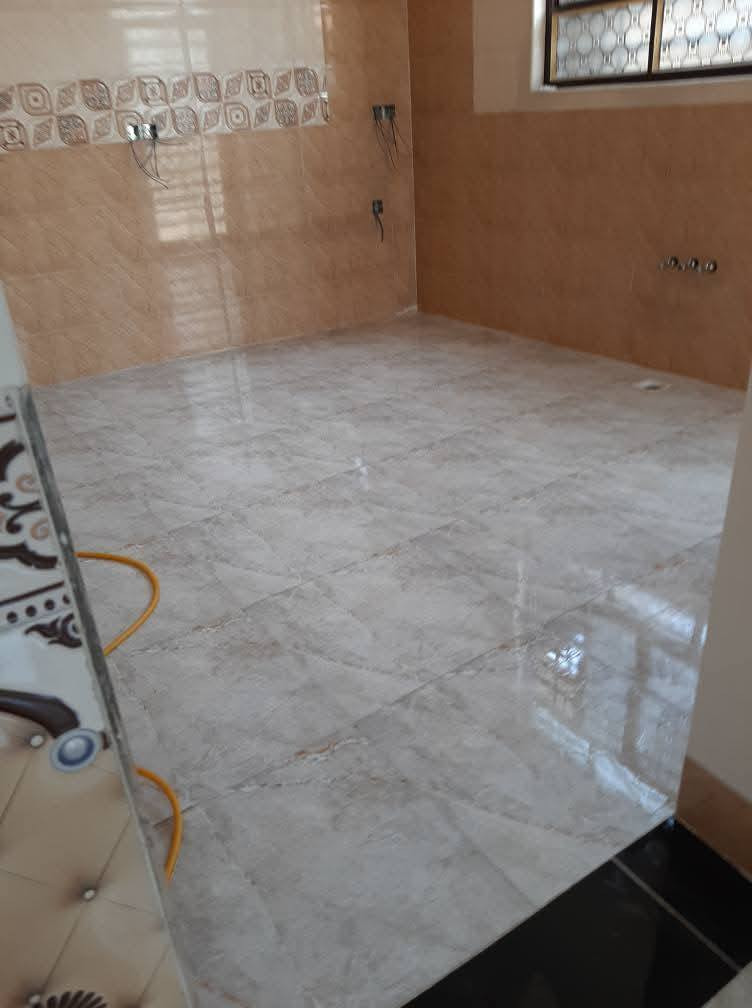 سلام عليكم ..♡《***********》
دار . بناء حديث .للبيع{ سعر 125}بيه مجال ☆
العنوان ¤: كربلاء طريق زينب الكبيره 
قرب .القصر مصطفى خان
 يبعد عن الإمام 7 كيلو على طريق زوار مباشر 50متر 
المساحة 150 طابو زراعي سند 25
 يبعد عن طريق تبليط 50متر شارع العام 
يتكون من استقبال.  صاله .2غرفه ..مطبخ 
صحيات 2 حمام ..كراج سياره 
خدمات ماء  .كهرباء  وطني. سحب ذهبي. شارع 7متر
♧ حي خير الدين
مدارس . مستوصف خطوط طلب كلشي متوفر
