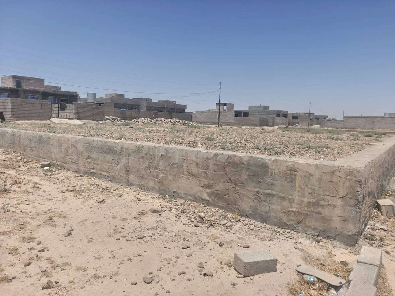 بناء وخريطة درجة اولى
يحتوي على حديقة وكراج ومطبخ حار وبارد وهول واستقبال
وبالوسط صالة داخلية ودرج ومنور حول نص البيت
 ومجمع صحيات ومنور ثاني  وغرف نوم عدد 2

موقع القطعة تكريت الشهامة الجديدة طريق المحزم 

للاستتفسار ***********

