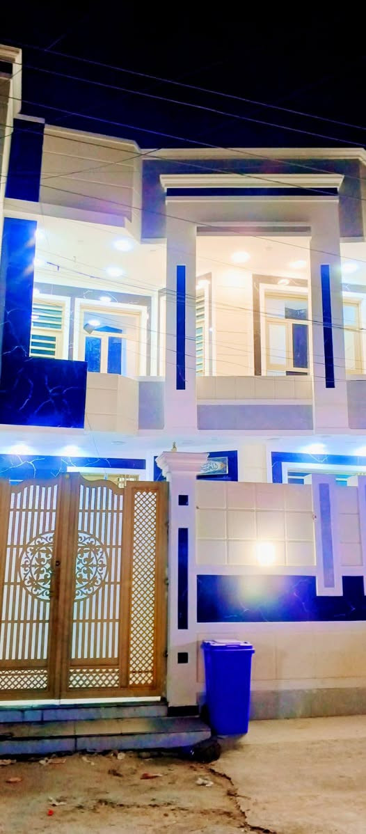 السلام عليكم عندي بيت للبيع 150 متر   اربع غرف نوم استقبال وصالتين حمامات اثنين بناء2025 بغداد الامين الثانيه شارع المكاتب يم روضه اليقين قريب على قناة  ***********
