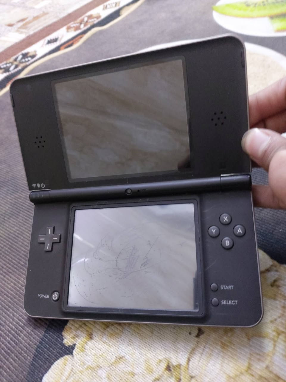 السلام عليكم Nintendo DS XL للبيع ريجن أوربي جهاز بيه شخوط بل شاشة بس كفراتة نضيفة لمس شغال 100%
مع لعبة ماريو بارتي وشاحن اصلي ثلاثي بدون قلم 
السعر : ٨٠ الف متوفر توصيل لجميع أنحاء العراق 
مكاني بغداد


**إذا كنت صاحب هذا الإعلان وتريد حذفه لأي سبب، رجاءا أرسل رسالة إلى الدعم الفني**