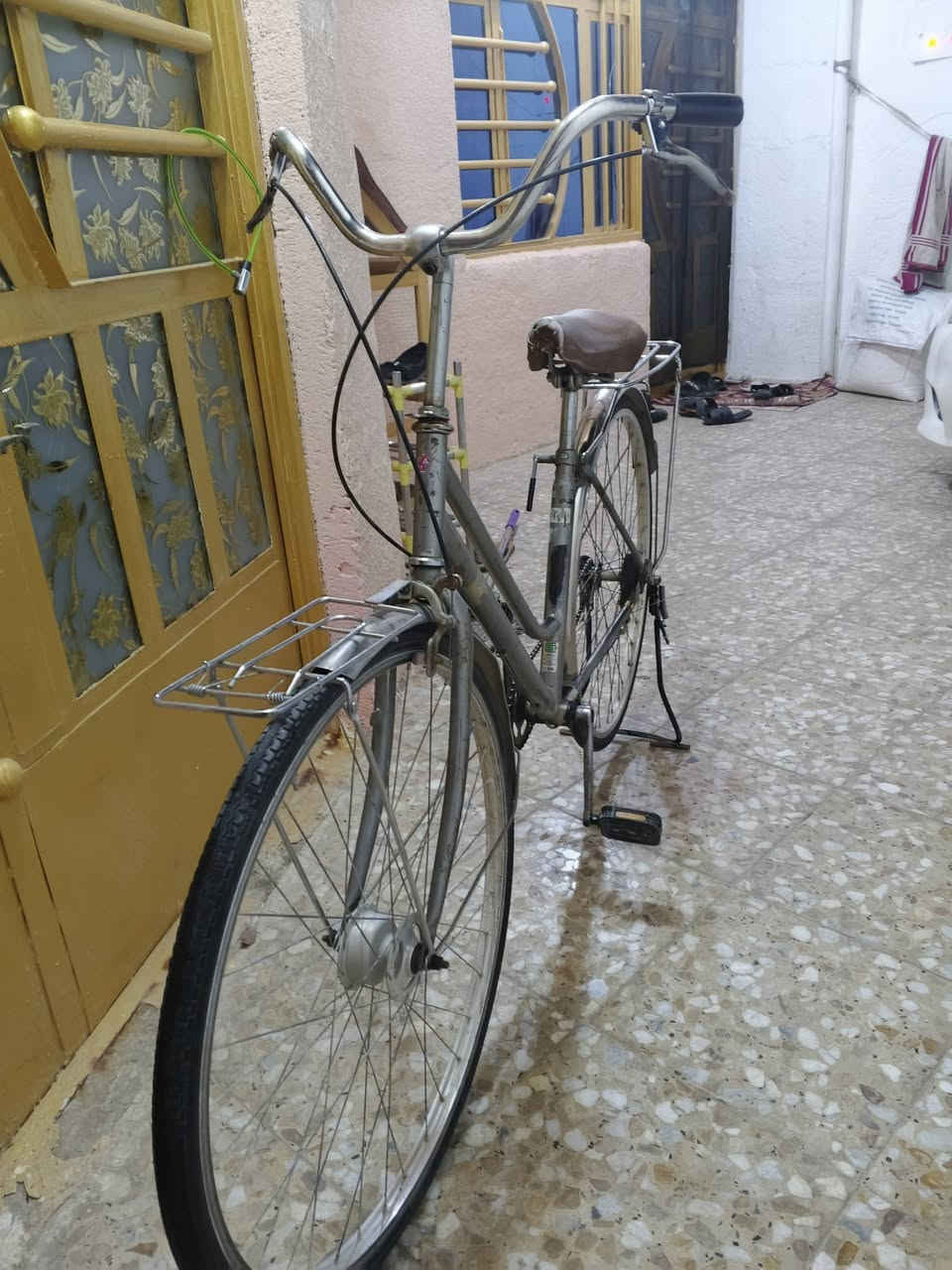 سلام عليكم
بايسكل بناتي ياباني حجم 27 بلادي نظيف جديد طائرات جدد بريك جبس جديد بايسكل نظيف وكامل 
المكان بغداد الشعب 
سعر 75 وبي مجال للشراي اتصل واتساب.  
*********** اتصال واتساب
