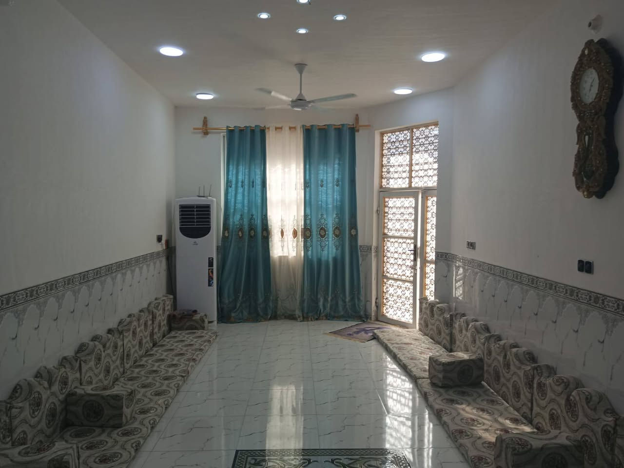 السلام عليكم بيت مساحه 300متر قرب مدرسة الحشد المبارك الاهليه
يحتوي علئ غرفتين نوم 4*5
وصاله 5*8
ومخزن
وصحيات داخليه وخارجيه
واستقبال 4*10 
بناء حديث 2025

الرقم هاتف الاستفسار أكثر:***********
يوجد واتساب أيضا علئ نفس رقم مذكور اعلئ
