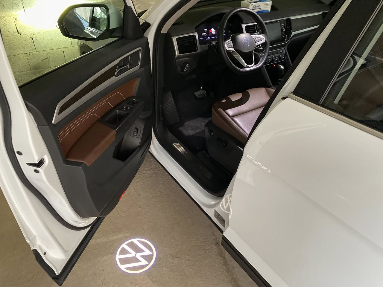 يالله
السلام عليكم 
‏Volkswagen Atlas SE 2023
فولكس واكن اطلس فاملي فول مواصفات عدا الفتحة 
محرك 2.0 تيربو – اقتصادي
دفع أمامي – فتحة USB + بصمة + تشغيل عن بعد
شاشة كبيرة تدعم Apple CarPlay و Android Auto
نظام النقطة العمياء + تحذير الاصطدام + كبح تلقائي
7 مقاعد – 3 صفوف – كشنات جلد قرميدي 
تبريد ثلاثي + تحكم كهربائي بالمقاعد
جنوط رياضية أسود 20 إنج + أضوية LED كاملة
كاميرا خلفية + حساسات امامي خلفي
نظام تثبيت السرعة الذكي (Adaptive Cruise Control)
نظام مراقبة المسار ومانع الانزلاق
باب خلفي كهربائي يفتح مع حركة القدم 
الحادث كما موضح بالصور فقط بنيد صبغ
السيارة رقم اربيل 
مكان السيارة بغداد
للاستفسار ‭0771 033 9911‬
السعر 240$
