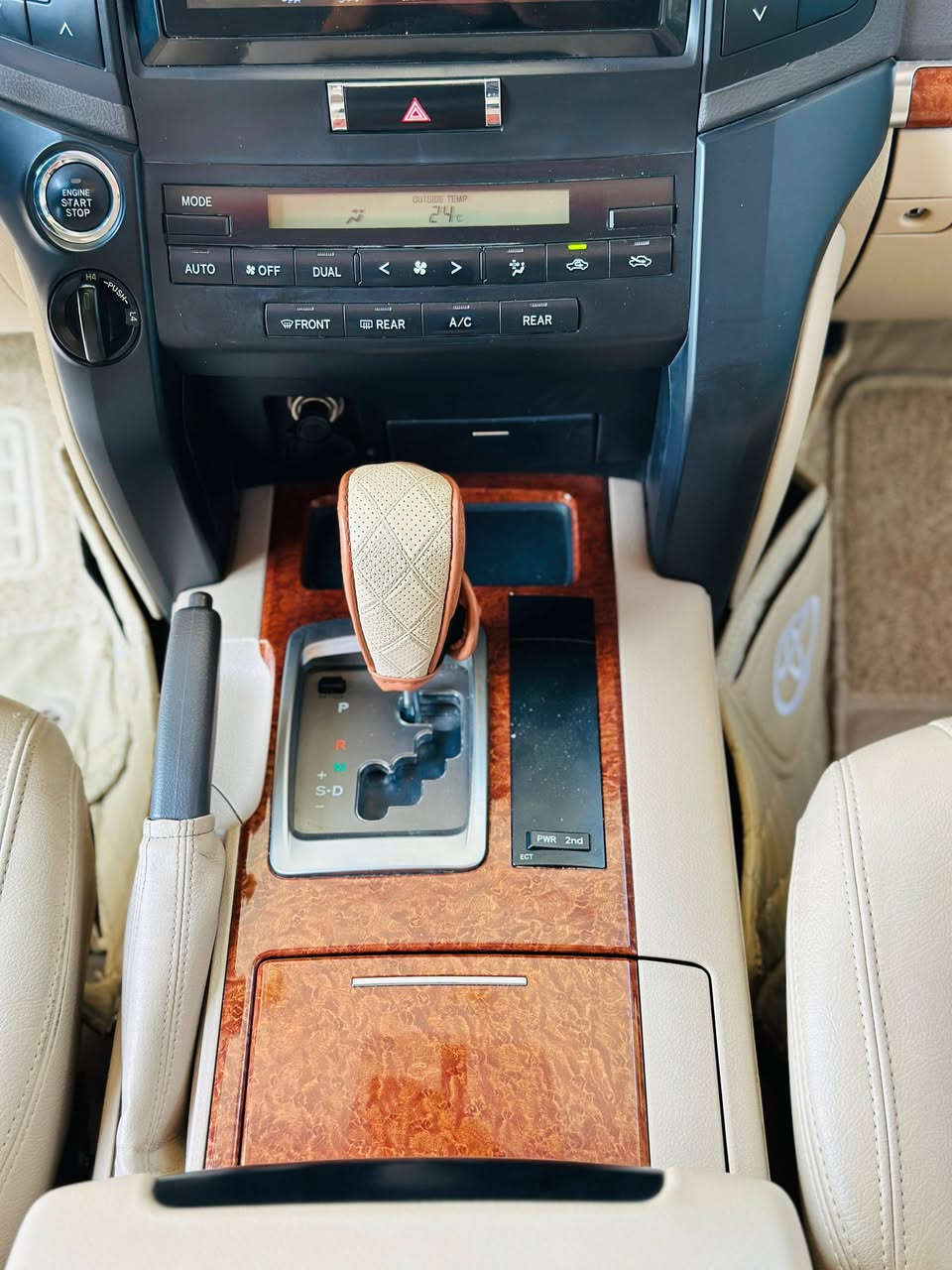 السلام عليكم
لاندكروز موديل 2015 كفاله عامه
 من ضربه وصبغ وتبديل 
رقم بغداد باسمنه  مشروع وطني والسنويه مجدده 
السياره بريم معروفه مواصفاتها
 فتحه سقف
وبصمه تشغيل 🔛
 وبصمات بيبان
وتشغيل عن بعد
اشاره ترحيب 
مري شفط 
حساسات امامي خلفي 
كامره خلفيه
 شاشه كبيره 
كشنات جلد تدفئه وتبريد
تبريد ثلج ❄ 
السياره 3 قطع تبريد 
وبعد بيها مواصفات هواي
للعلم السياره صارلها 10 سنوات عدنه لحد الآن مامفتوح بيها برغي لا حداديه ولا غيرها 
السعر 433 بي مجال كلش بسيط 
اخوان السياره الها  رغابتها  الي يشوفها غاليه يعبر المنشور ويدعيلنه بالرزق
المكان البصره / قضاء المدينه 
للاستفسار 
***********
***********
