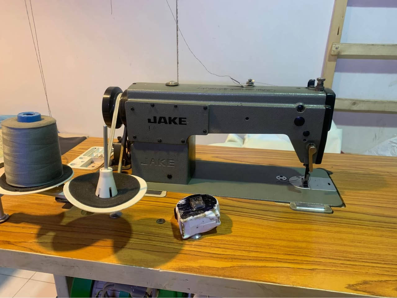 ‎مەکینەی خەیاتی بەردەستە 
بێ کێشەیە مانتۆری نویە بە نیو ئەمپیر ئیش دەکا
***********‎ أربيل, العراق
