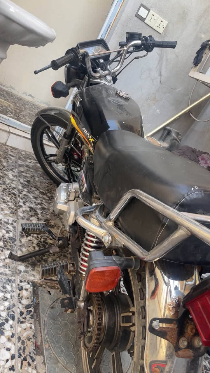 سلام عليكم 
SONLKللبيع 

مكينه ضاغطه وزنجيل يعني انسه الرجه 

الحجم150cc

 النمر5

عداد السرعه160

الدراجه مكينته برغي ممفتوح بيه 

اكفل نعومه وتنقيص وتبخير وشاصي 

الدراجه كلش متعوب عليه 

الكلجات رياضي جديد 

ويل خلفي امامي جديد تاير خلفي امامي جديد 

دبلات خلفي امامي جديد 

سلف+هندر 

اشاير+اكلوب زنون 

كله شغال 

الشاصي قطرت زنجار مابي 

الكابريته جديده 

الدراجه بيه صالنصه ربع مال بطح كاربون اصلي 

ول دراجه اكفله كفاله عامه 

بيه بك فاير يهجم ابيوت 
السعر650وبيه مجال 

لل اتصال*********** اتصل وتشلع اعيوني 

المكان بغداد حي اور
