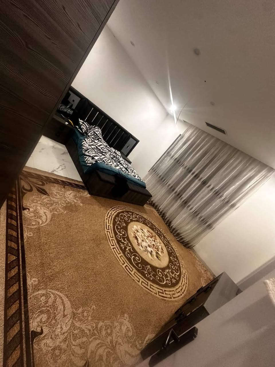 � للبيع بيت زيرو فاخر – مجمع زنار سيتي

📍 الموقع: مجمع زنار سيتي السكني – خلف كنجان سيتي
📐 المساحة:
▪️ الأرض 240 م²
▪️ البناء: 300 م²

✨ المواصفات:

 • بيت جاهز للسكن
 • تصميم داخلي مختلف ومميز عن باقي دور المجمع
 • واجهة فخمة بتصميم كلاسيك راقٍ مع أعمدة ديكورية
 • صالة ضيوف كبيرة
 • صالة داخلية واسعة
 • 4 غرف نوم�▪️ 2 غرف سويت (حمام خاص)
 • مطبخ مؤثث بالكامل
تنباع ويا الاثاث و بدون اثاث
 • طاقة شمسية
 • سبالتات مركبة
 • مقابل الحديقة مباشرة
 • مجمع متكامل ومجهز بكافة الخدمات

💎 بيت فخم وعملي، مناسب للعوائل الباحثة عن الراحة والهدوء داخل مجمع سكني راقٍي
لاستفسار اكتر اتواصل ويا الارقام التالية 
***********
