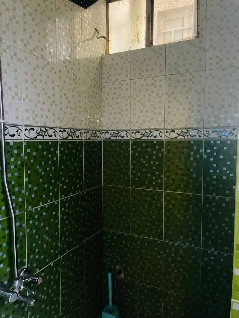 مشتمل للبيع مساحة 57 متر في الشعب حي التجار شارع عريض وحيوي
بناء 2016 يحتوي على استيقبال وحولي مطبخ 

وخدمات وغرف نوم عدد 3 

ملاحضة ؛ البيت يكون على شارع عريض عرض الشارع 15 ورصيف 3 متر 

للاستفسار/  ***********
