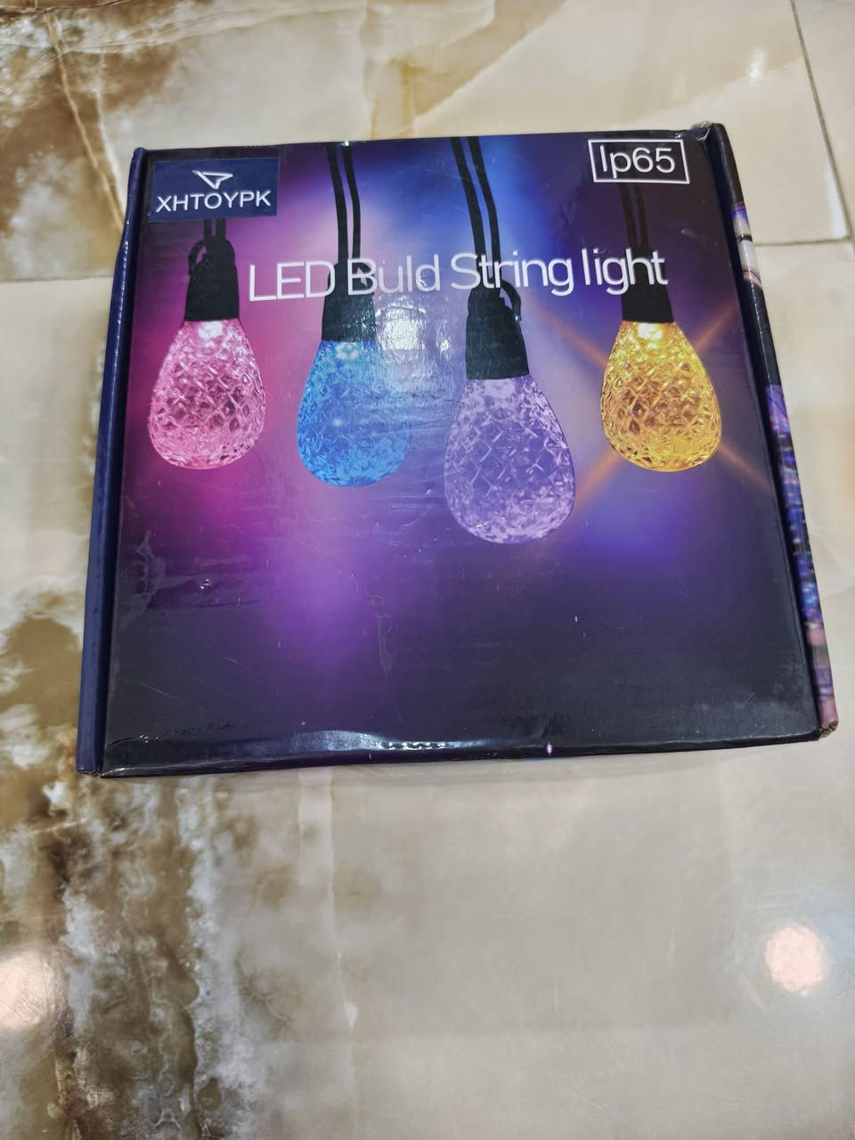 السلام عليكم 

للبيع 📦 

نشرة  إضاءة خيطية (String Light) 

من علامة XHTOYPK التجارية.

تتميز اللمبات بتصنيف IP65 لمقاومة الماء، 

مما يجعلها مناسبة للاستخدام في الهواء الطلق.

تأتي المصابيح  بتصميم محكم وملمس يشبه الكريستال.

عادة ما تتوفر هذه الأنواع بأطوال مثل 5 أمتار وتعمل بألوان متعددة.


**إذا كنت صاحب هذا الإعلان وتريد حذفه لأي سبب، رجاءا أرسل رسالة إلى الدعم الفني**