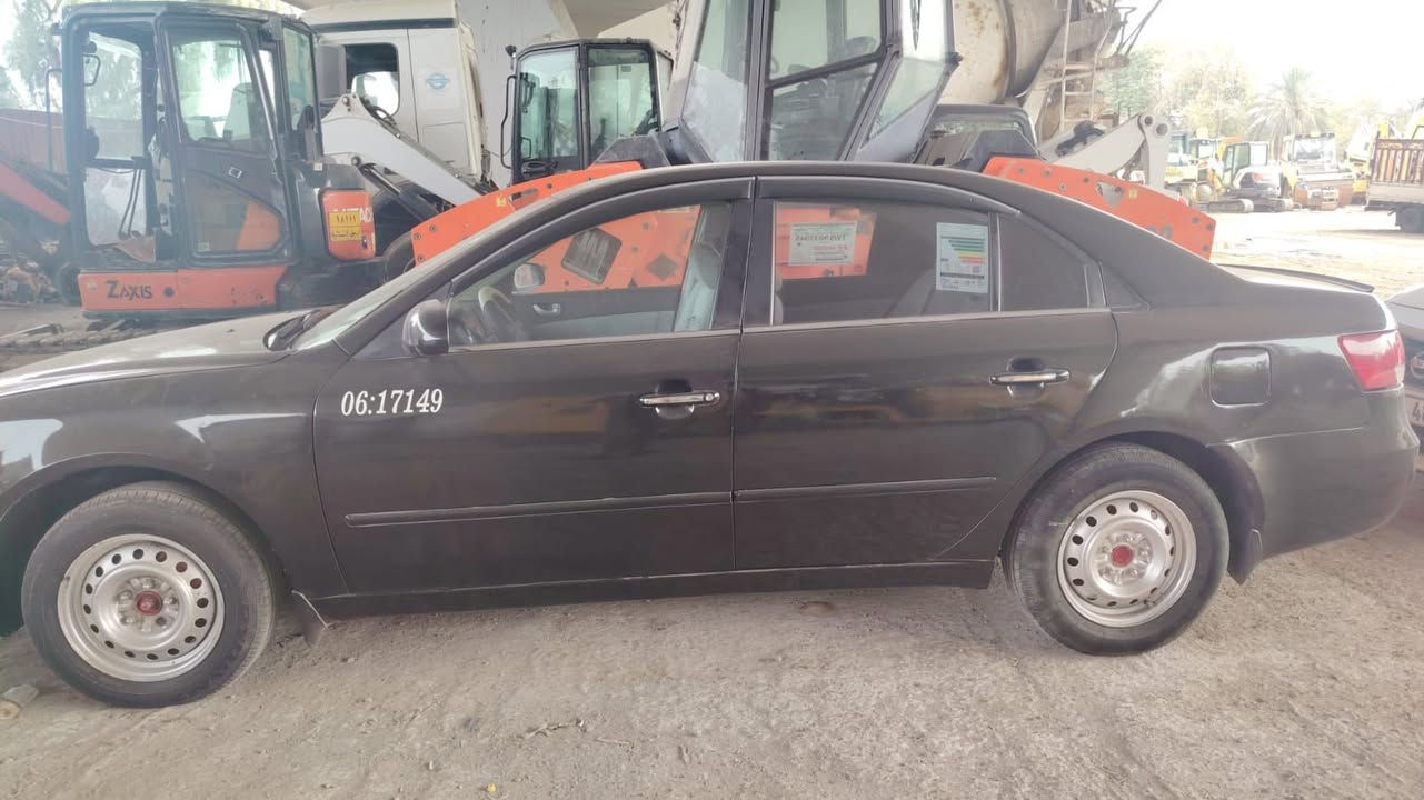 سوناتا خليجي 2006 رقم انكليزي جديد شمالي دهوك صبغ عام اثر جراد وللجمالية اسود ميتاليك 
كير ومحرك وحدادية كهربائيات كله شغال وبلادي
داخل بلادي كشنات قماش
محرك ألفين خط واحد
ضربتها داخل العراق الجاملغ الخلفي جهة السايق فقط 
رقم التلفون ***********
