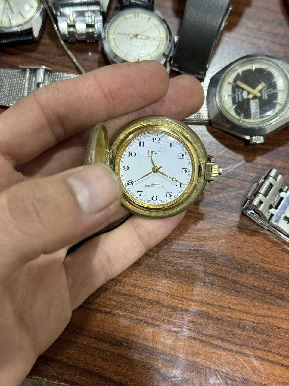 مجموعة ساعات للبيع
عدد 15  قطعة سويسري
7 /اتوماتيك
7/تكويك
1/ساعة جيب
سعر القطعة ٣٧ الف شلع
مفرد كل قطعة سعر شكل
كلهم شغالين
يوجد توصيل جميع المحافظات 
***********
