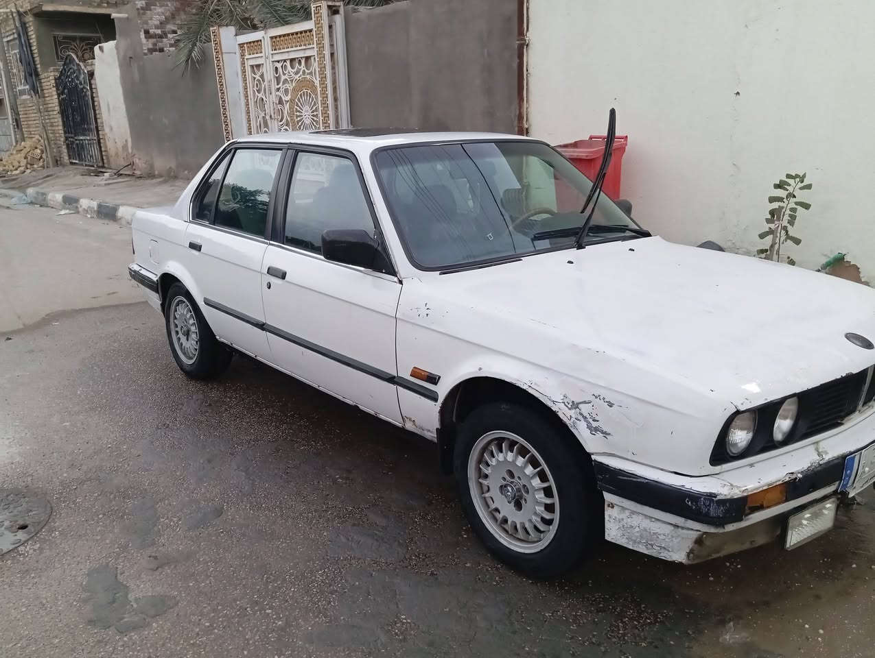 سلام عليكم بي ام موديل 89 رقم نينوى سنويه الحد 29 بسمي سياره محوره مكينه وكير ونجي 6  جدد سياره جاهزه من كلشي وبديهه بلادي لا ضربه ولا تعمير سياره أحله من صور مكان السياره ناصريه مركز سعر 33 وهاذه رقمي ***********
