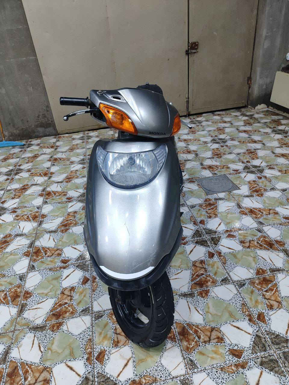 السلام عليكم دراجه سبيسي ياباني مكفولة شرط النعومه والشلعه والمعدل كفرات اصلية ابو الختم  قفل ستيرن قفل جنطه +جكمجه تخم تاير جديد اشاير لايت كله شغال دراجة اخت الرمبة شرط تفحص يله تأخذ السعر 900وبيها مجال مكاني كوت ***********
