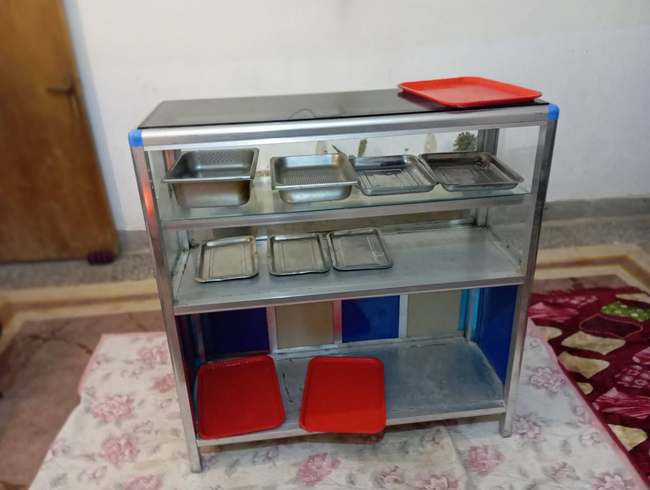 السلام عليكم اخوان عارضه مال مطعم للبيع نضيفه جدا شاهد الفيديو السعر 200 الف وبيها مجال العنوان بغداد قرب جزيره بغداد السياحية الشراي يتصل على الرقم ***********
