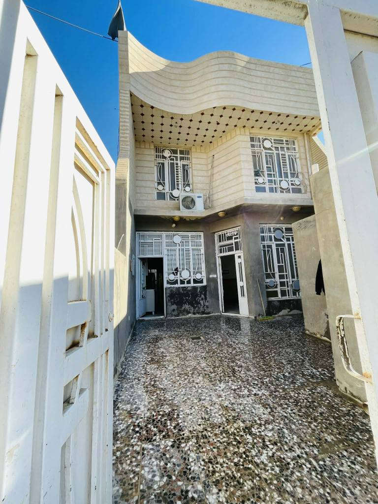 السلام عليكم
بيت مساحة ١٧٥ م للبيع
منطقة المعملجي قبل جامعة الصفوة طابو زراعي اقرار محكمة
إله طريقين من شارع المعملجي بعد بانزين خانة المعملجي والسوق او من شارع سايدين اللي يربط الروضتين  البزل اللي تغلف
تفاصيل البيت.
- واجهة البيت ٧ متر والنزال ٢٥ متر.
- البناء طابوق جمهوري وصب درجة أولى 
- طابقين ويحتوي على محل صغير
- الطابق الأول / استقبال٦*٤ وصالة٧*٥ وغرفة نوم٥*٤ ومطبخ٥* ٢،٥ ومجموعة صحيات منفصلة داخلية وخارجية
- الطابق الثاني  ٣ غرف نوم + مجموعة صحيات ٣* ٢،٥
وصالة وسطيه
السعر ٢٥٥ رقم تلفون ***********
