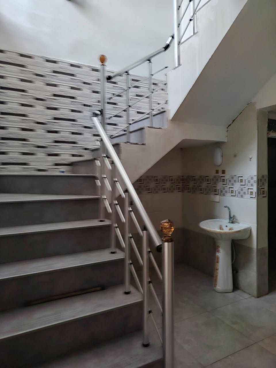 البيت الإيجار مزارع زيونه جمعية العدل مقاطعه ٨٣ مساحه ١٠٠متر طابق واحد بيت ستقبال ومطبخ وهول وغرفة نوم صحيات وبيتونه قرب جامع العدل الإيجار ٢٥٠ الف استفسار تصل على الرقم ***********
