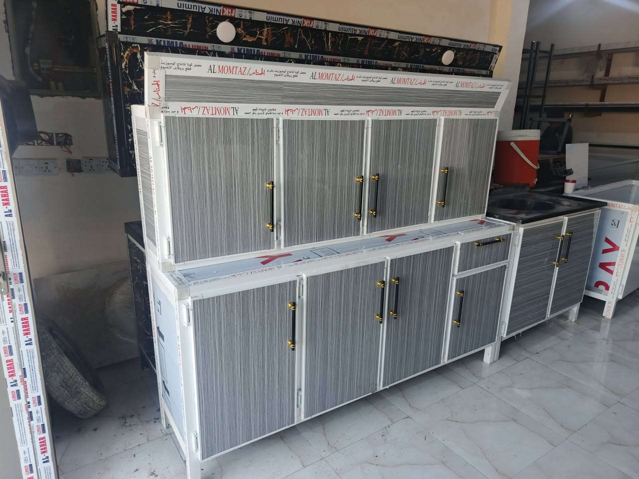 السلام عليكم متوفر كاونترات مستخدم والجديد مكان ناصريه حي فدا شارع مدارس رقم الهات ***********
